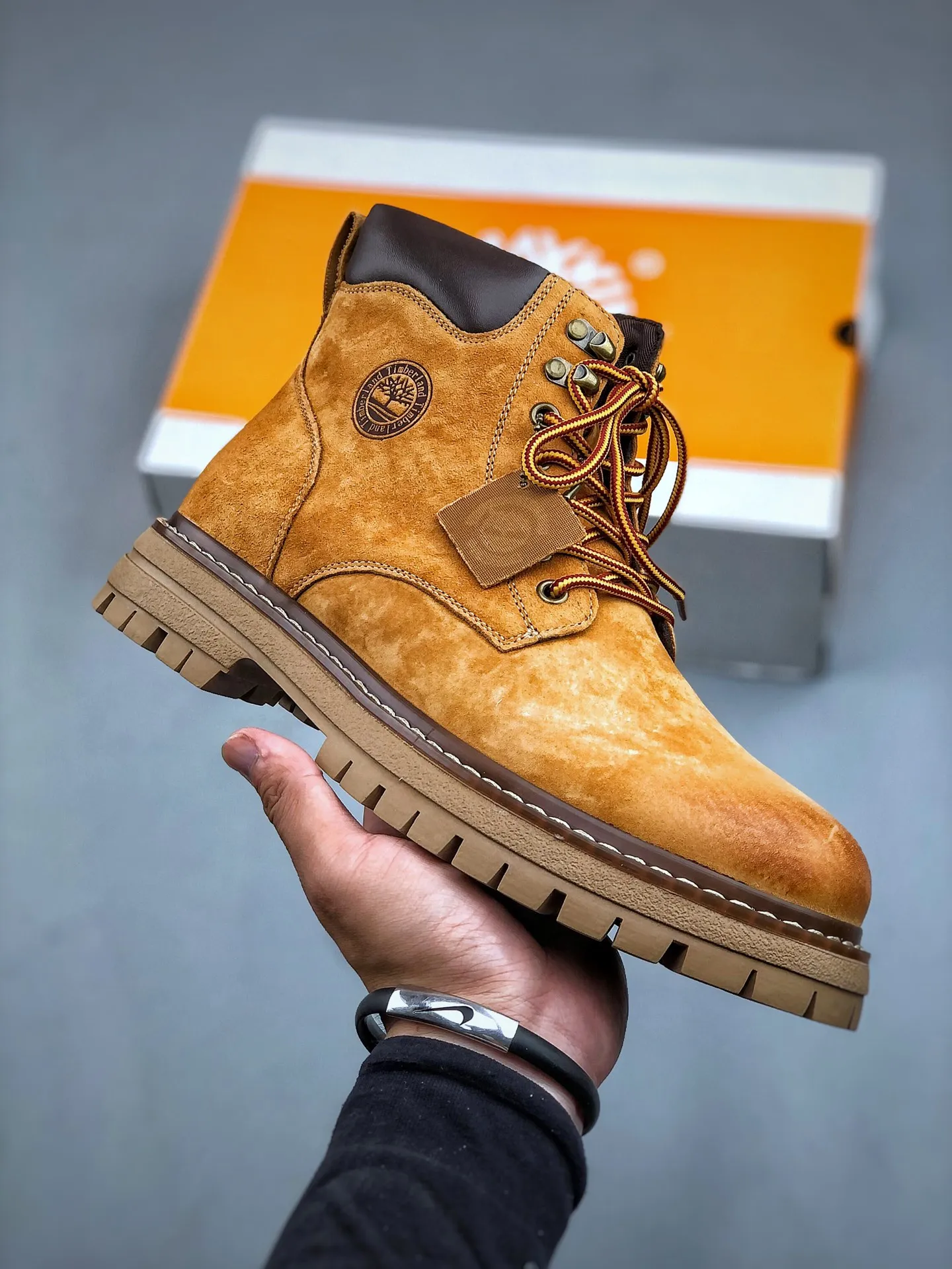Local pick-up 💰560 supports store release. New goods 🚀 #Timberland Timberland/Timberland outdoor high-top casual rhubarb boots series #Guangdong Dachang quality, original box and original packaging, fashionable and trendy matching. The fabric is made of Italian 🇮🇹 top-grade frosted fine-grained cowhide. It is matched with anti-odor and anti-corrosion genuine leather latex insoles. The outsole and hardware are all made from OEM raw materials. It is the same as the original Goodyear and will never be glued. Good products do not kill pigs. Exclusively launched on the whole network. The quality is unquestionable. The whole set of official website unified packaging gives you a perfect wearing experience. The quality is exquisite and durable. A must-have for sportsmen. Specially designed to treat those who are not handsome. High-quality and first-class foot feel. Special for cold protection and outdoor use this winter. Casual matching for daily use. Size: 38 39 40 41 42 43 44 (leather shoe size)